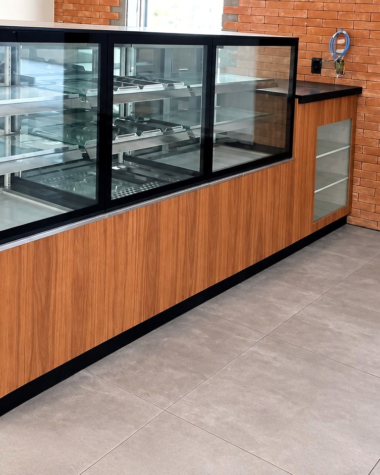 Vitrine refrigerada com frente amadeirada, abastecida de doces
