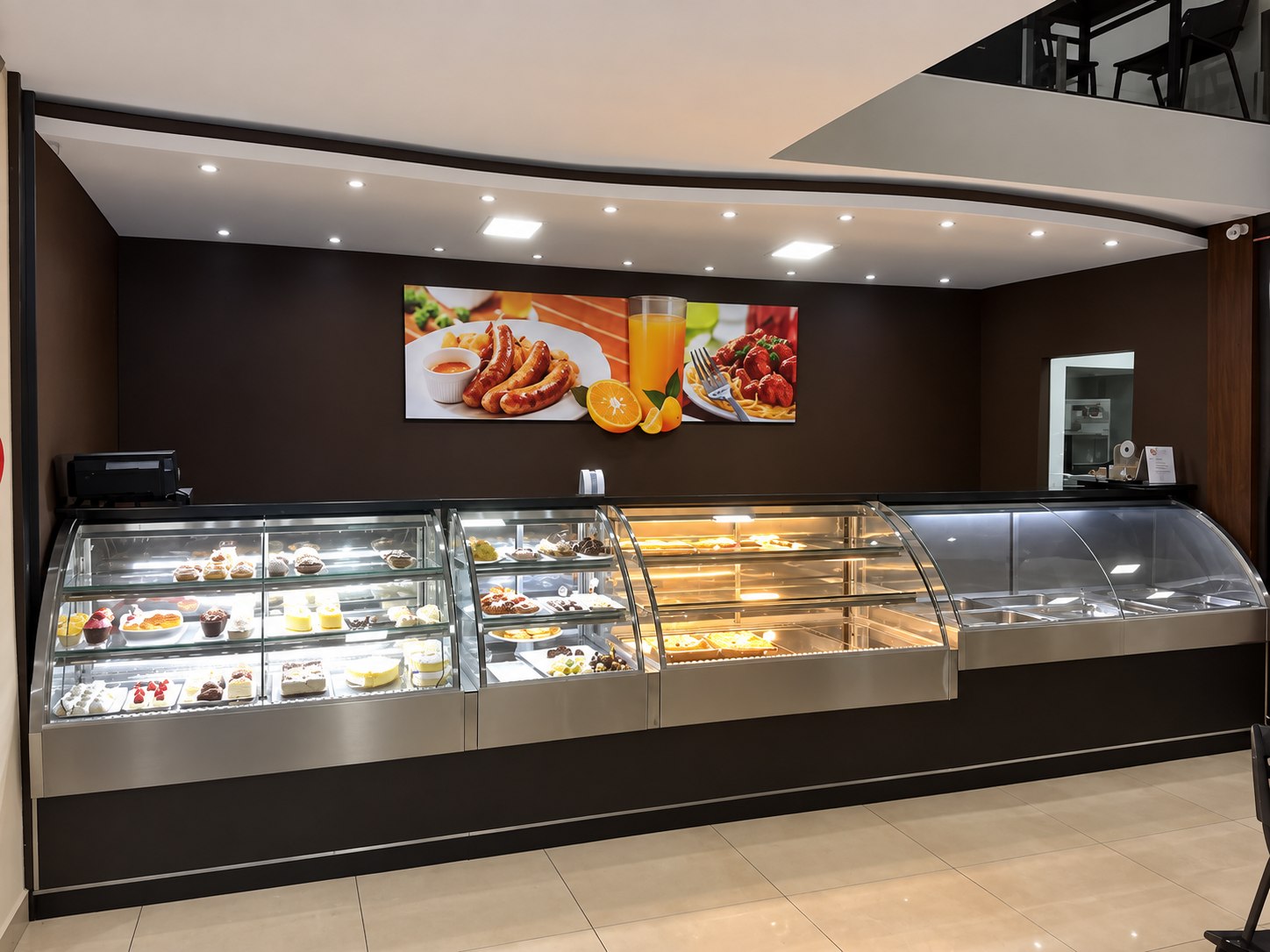 Vitrine refrigerada de doces e tortas no balcão de atendimento