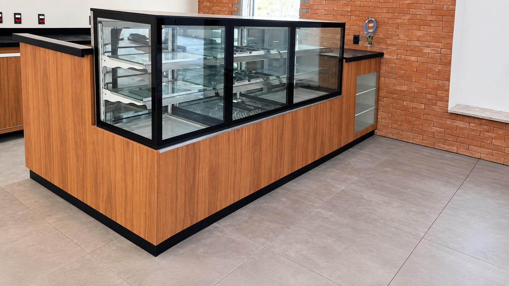 Conjunto de vitrines com acabamento amadeirado, na frente de loja