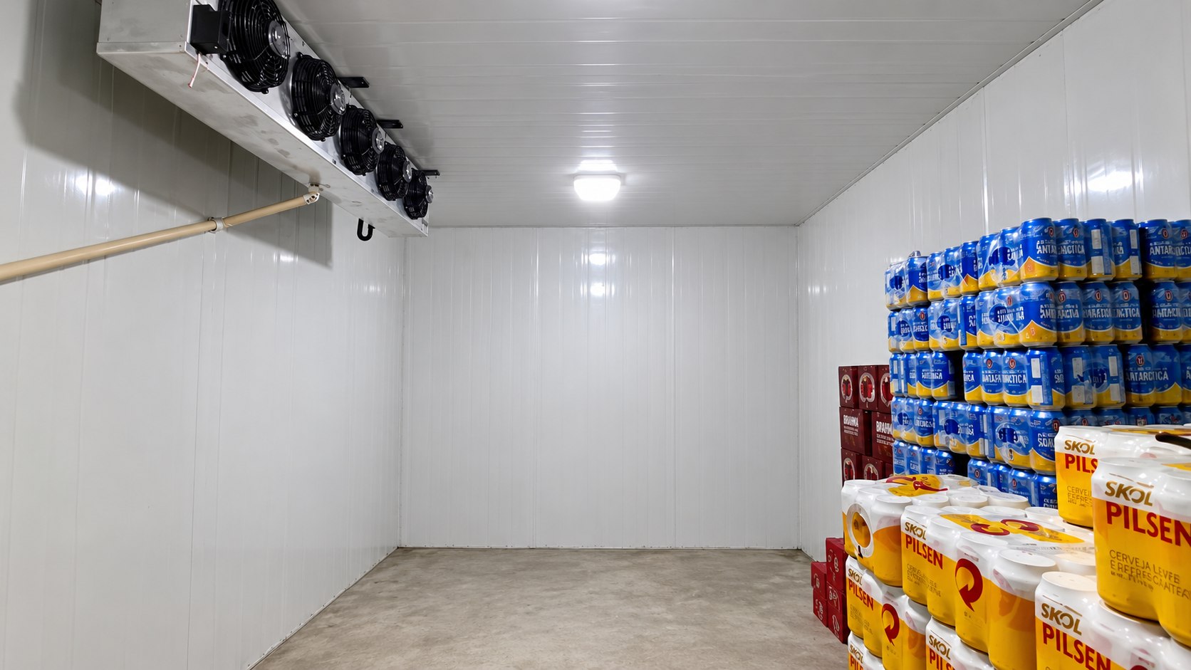 Câmara fria usada para estoque de bebidas, com acesso pelo salão