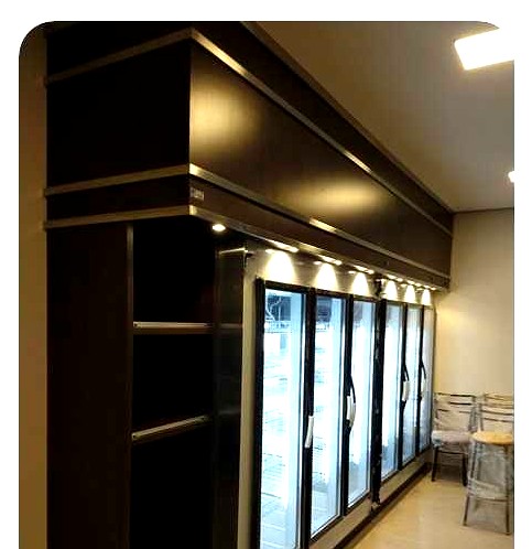 Walk-in cooler com acabamento amadeirado