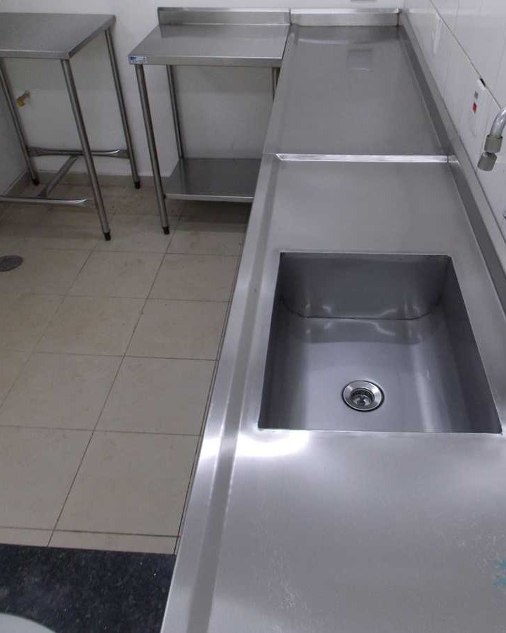 Cuba em aço inox embutida na bancada, com torneira