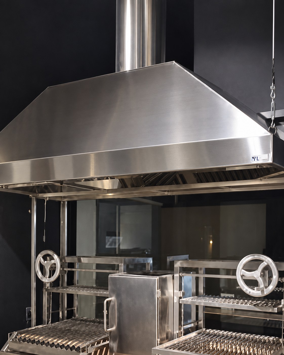 Churrasqueira parrilla em aço inox com coifa, grelhas de altura regulável por volante e defumador