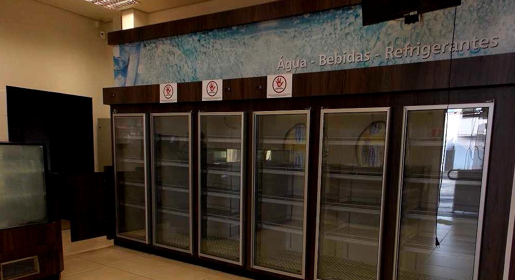 Geladeira de autosserviço com várias portas de vidro, abastecida de bebidas