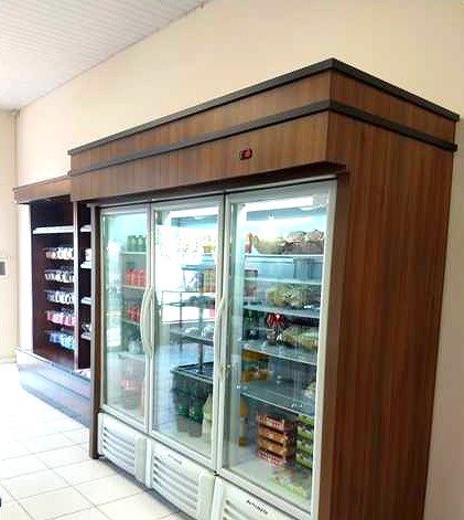 Vitrine e geladeira expositora no salão de vendas