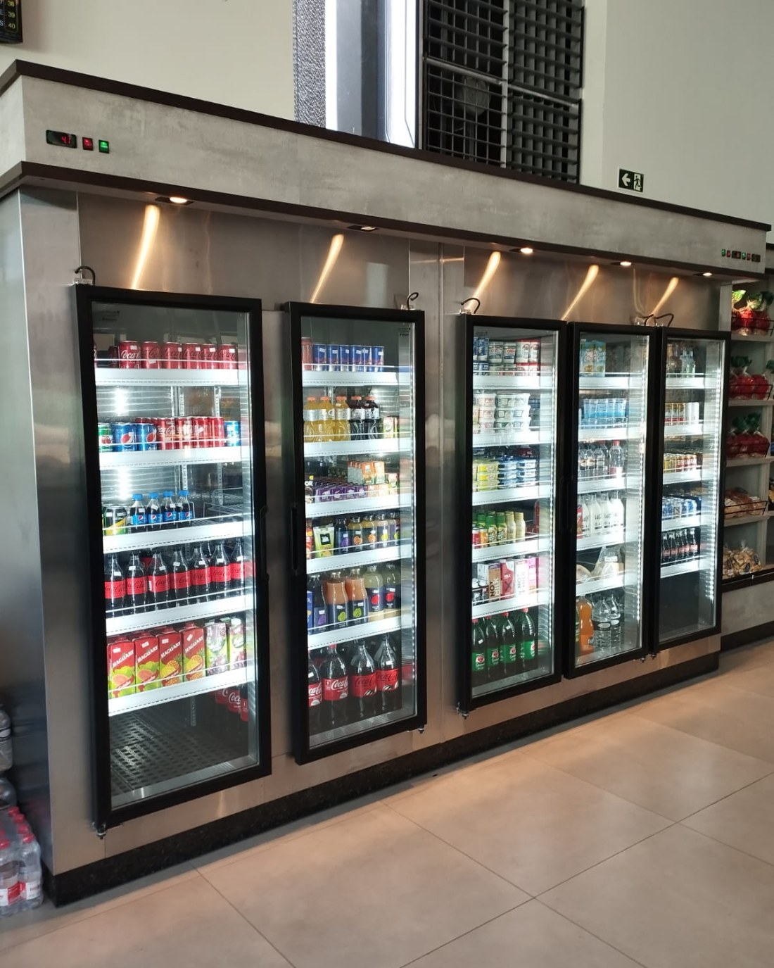 Parede de geladeiras de portas de vidro abastecida, com iluminação em LED e controlador digital à vista