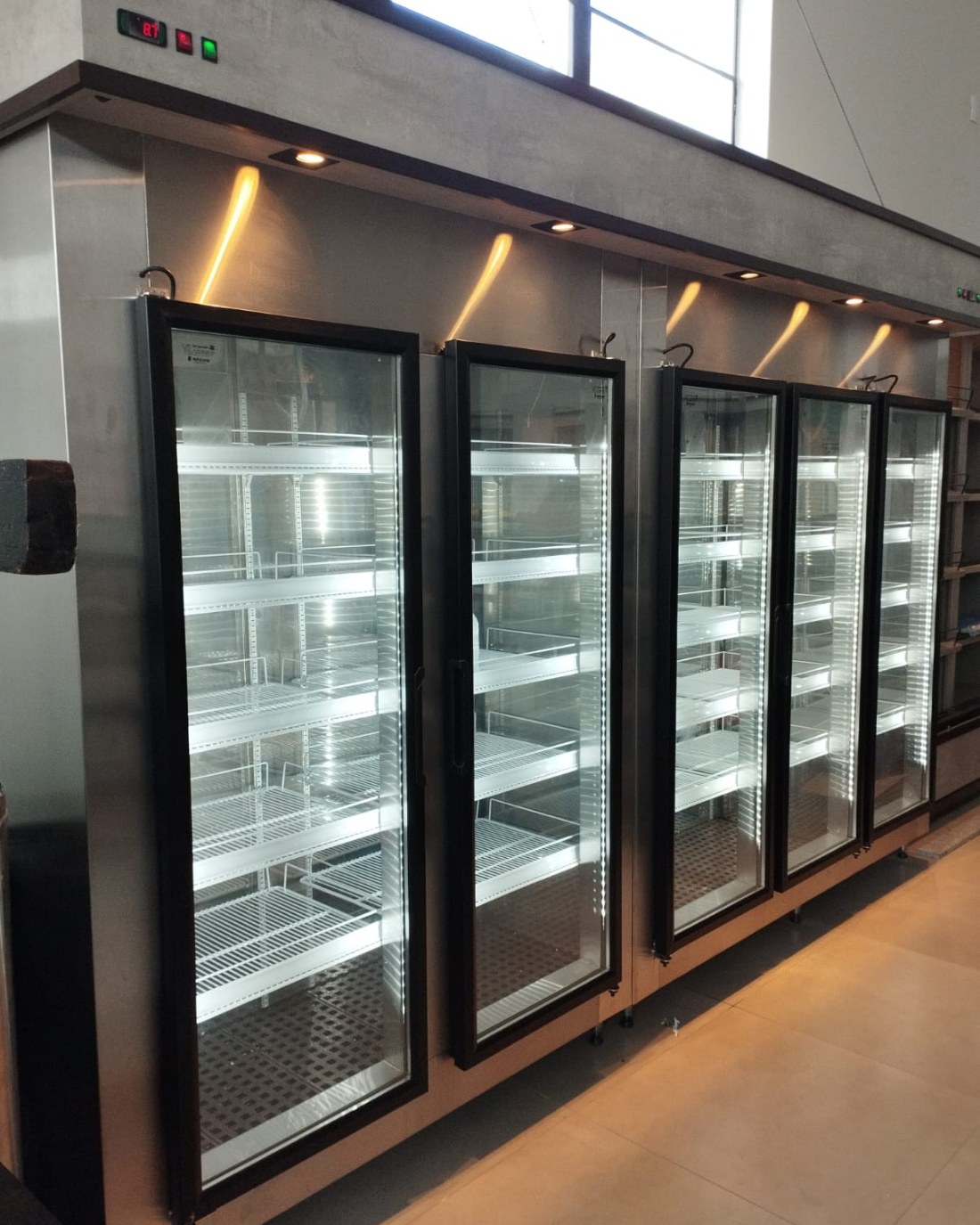 Geladeiras de portas de vidro com iluminação interna em LED e prateleiras aramadas
