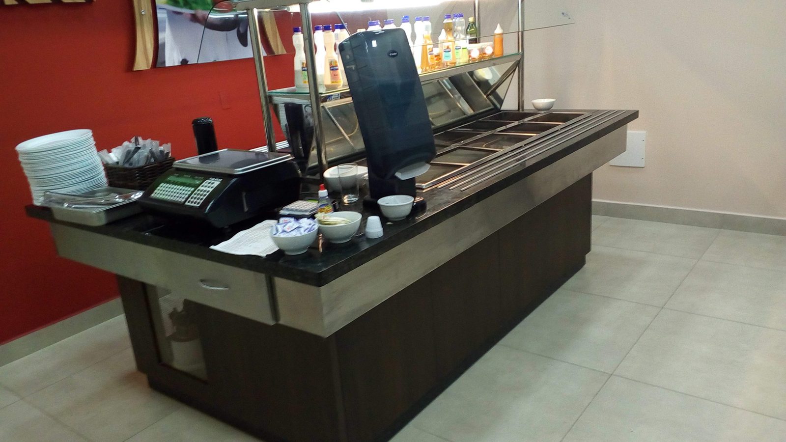 Pista com balança no apoio lateral, tampo de granito e frente amadeirada