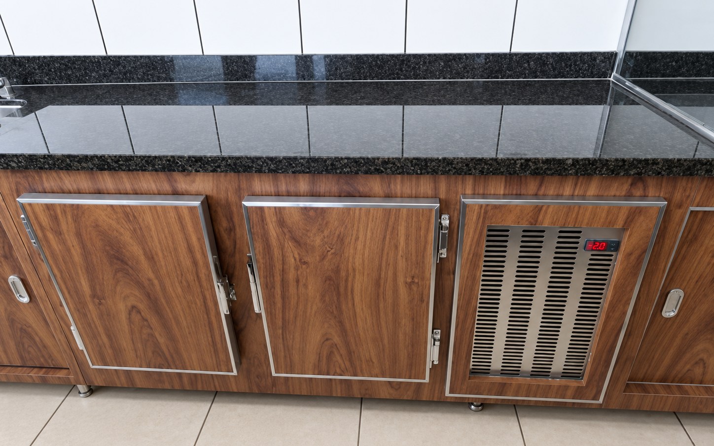 Balcão refrigerado com frente amadeirada e tampo de granito em varanda