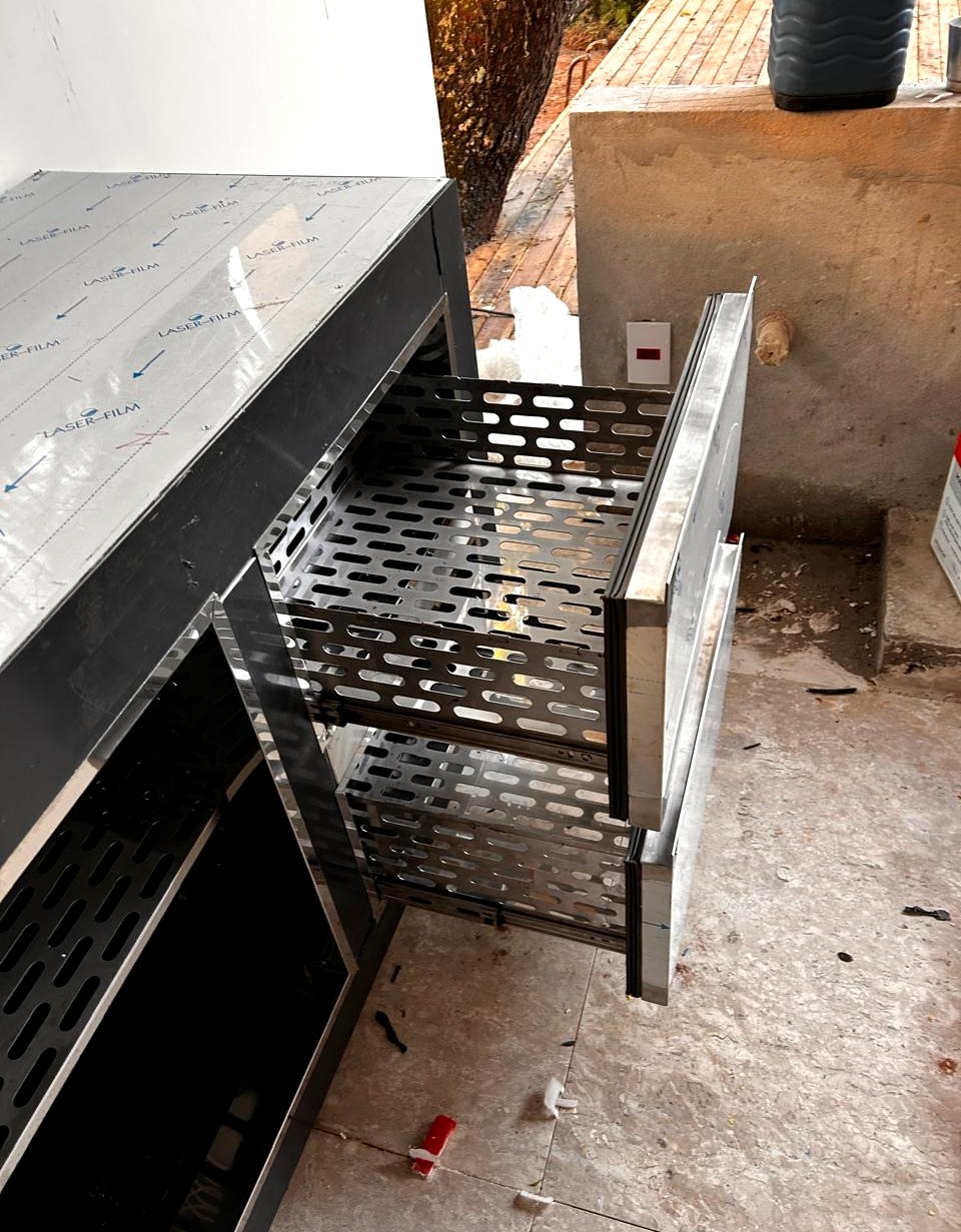 Gavetas refrigeradas abertas, com bandejas perfuradas em aço inox para a circulação do ar