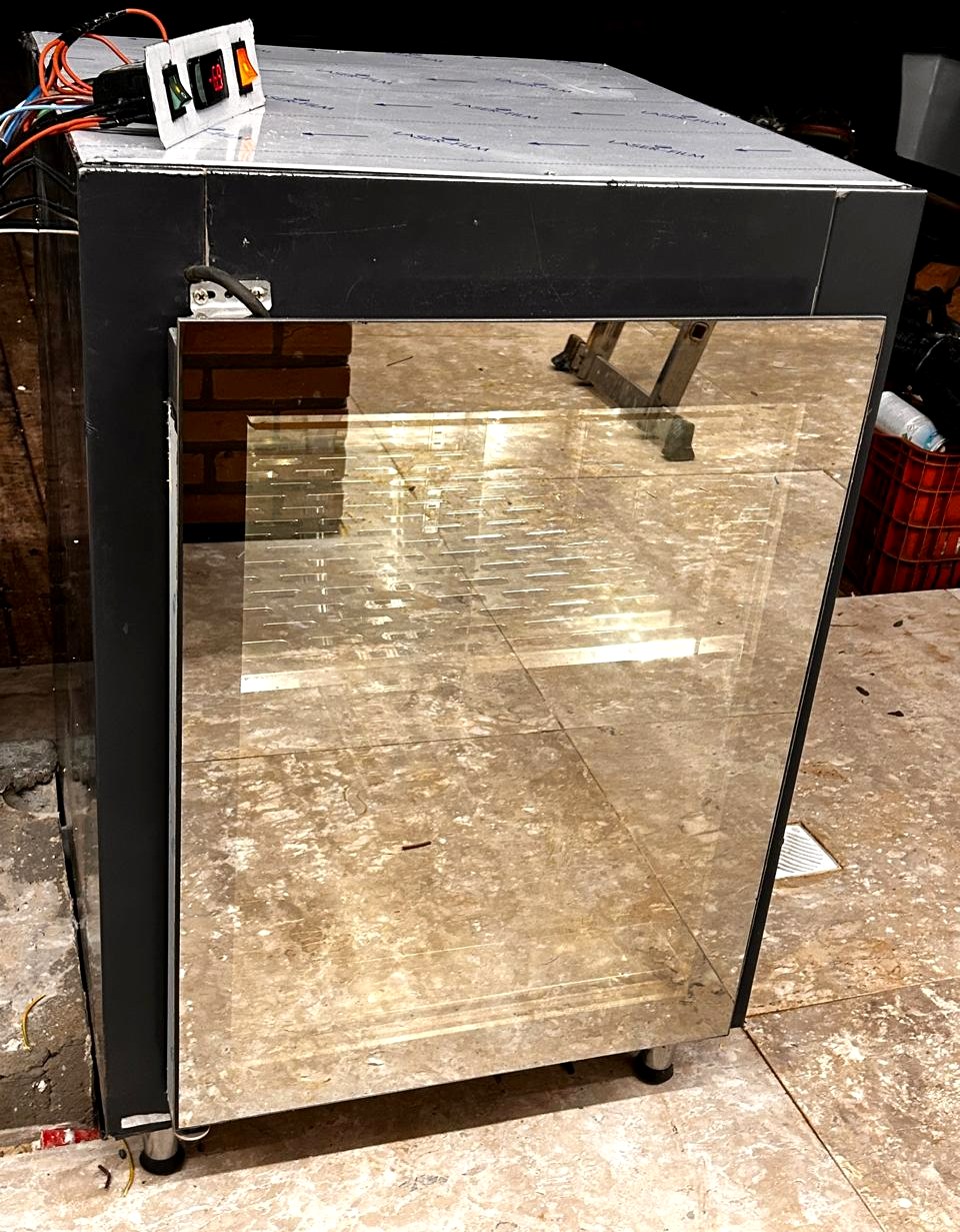 Módulo cervejeira em fabricação, com porta de vidro e controlador digital instalados