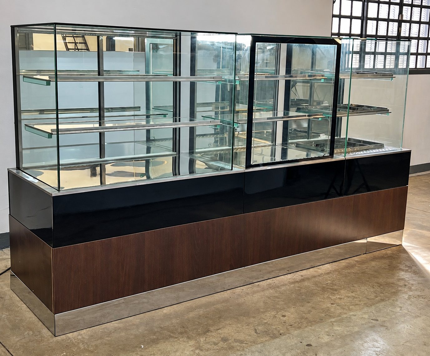 Vitrine de vidro reto com base preta e frente amadeirada, pronta para entrega