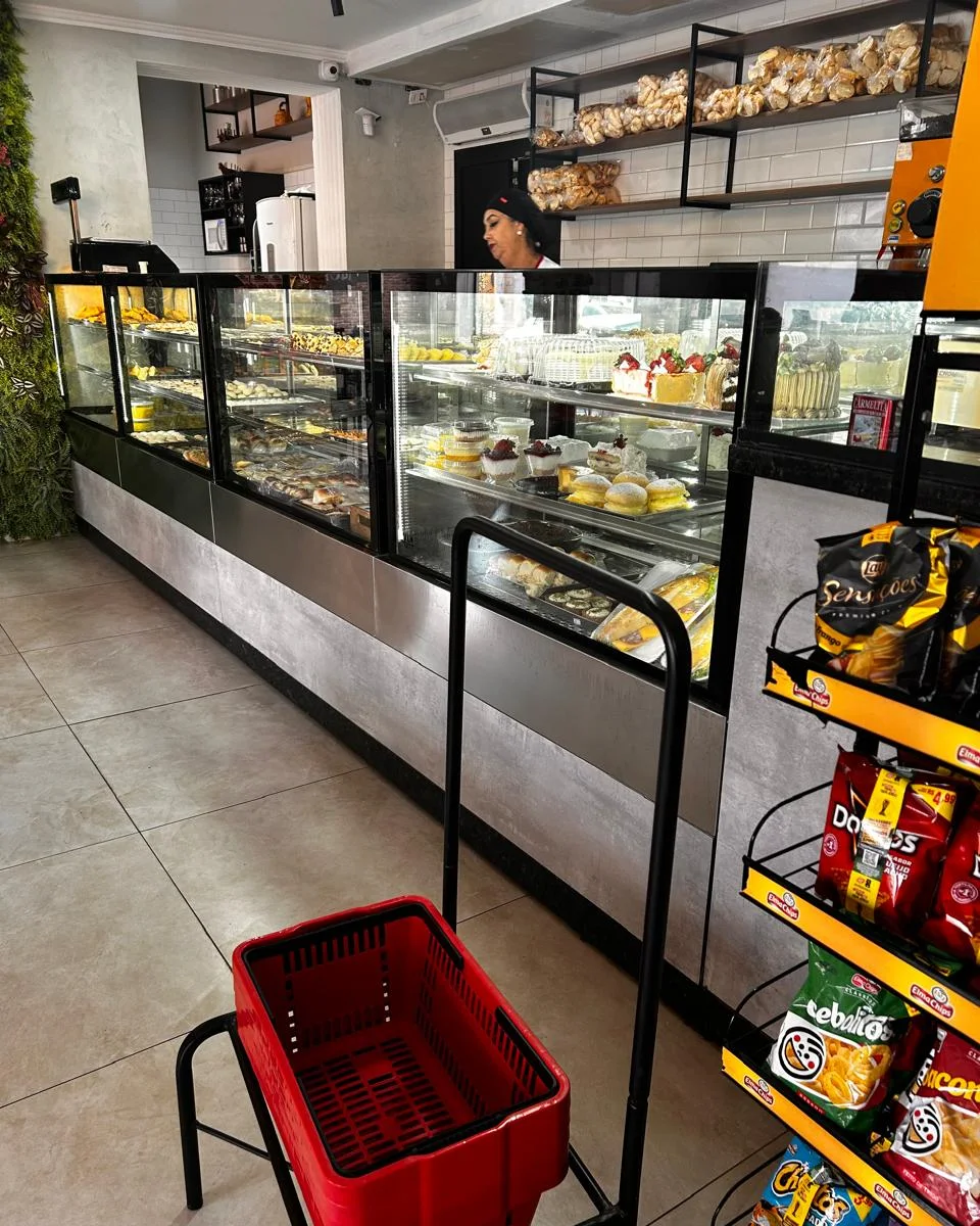 Vitrine refrigerada de bolos e tortas no balcão de atendimento