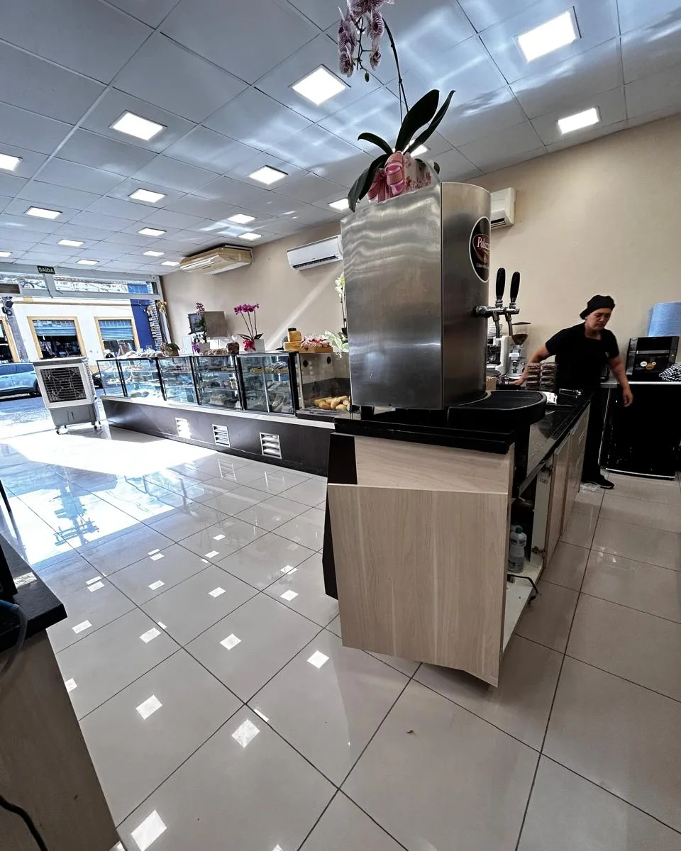 Balcão de atendimento com chopeira em aço inox e área de café
