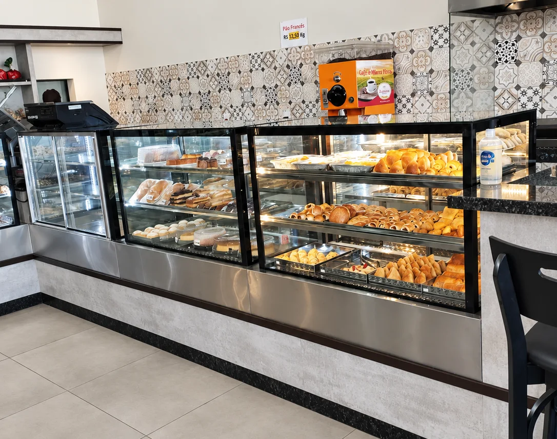 Balcão de vitrines refrigeradas abastecido de pães e salgados, com revestimento hidráulico