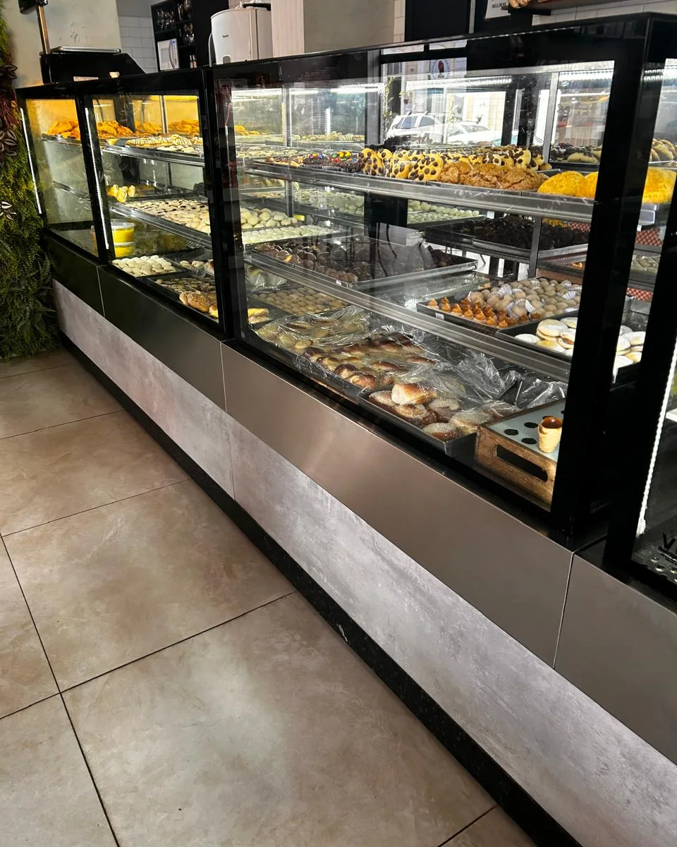 Vitrines refrigeradas de doces e salgados, com frente em acabamento cimentício