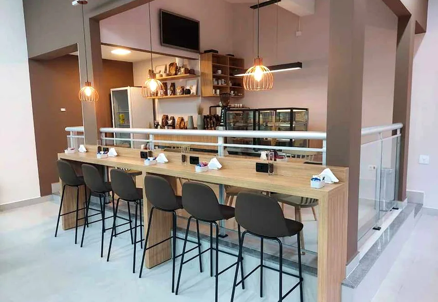 Cafeteria montada pela VL, com bancada e banquetas