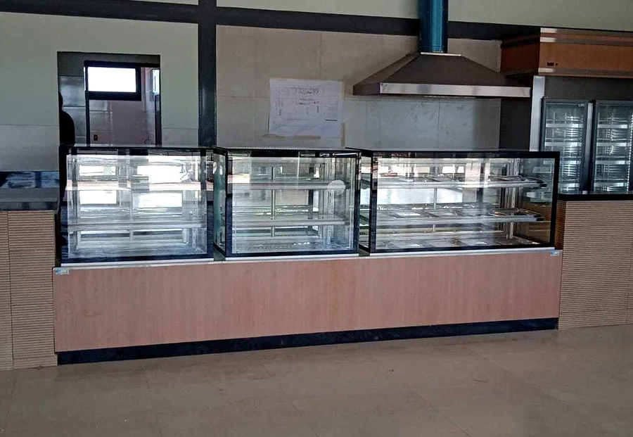 Loja de conveniência com balcão de vitrines e geladeiras