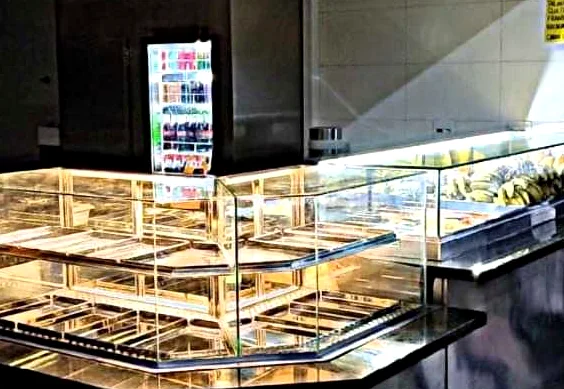 Lanchonete com balcão refrigerado e estufa
