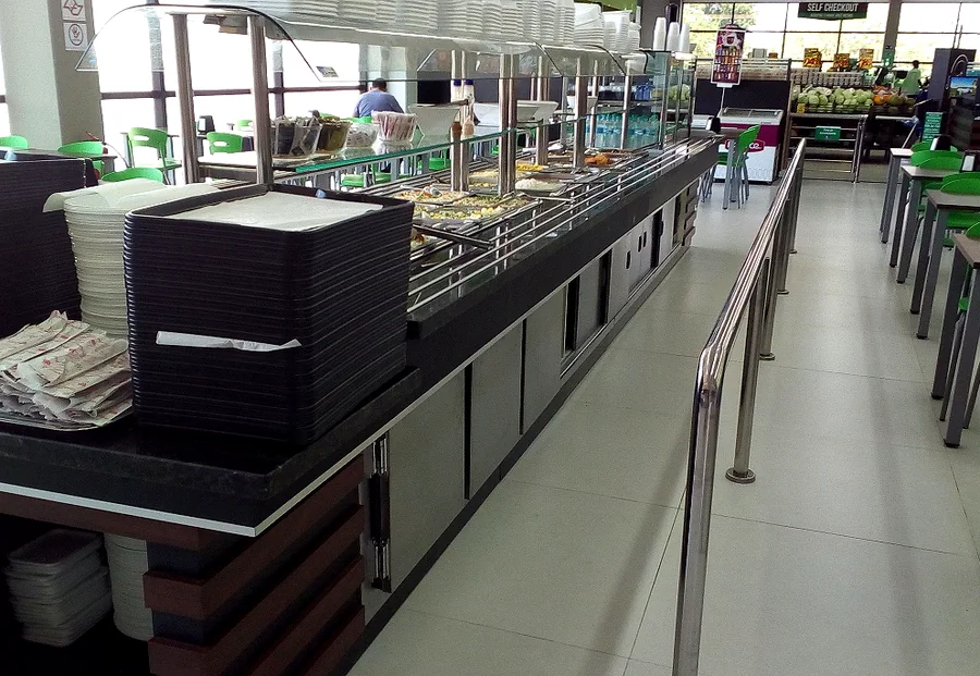 Restaurante com pista de autosserviço em inox