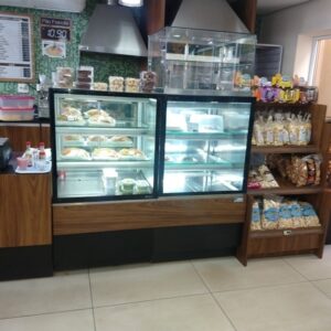 Vitrine refrigerada e vitrine estufa