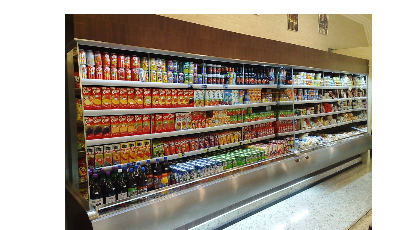 Expositor mural refrigerado abastecido com iogurtes, sucos e bebidas
