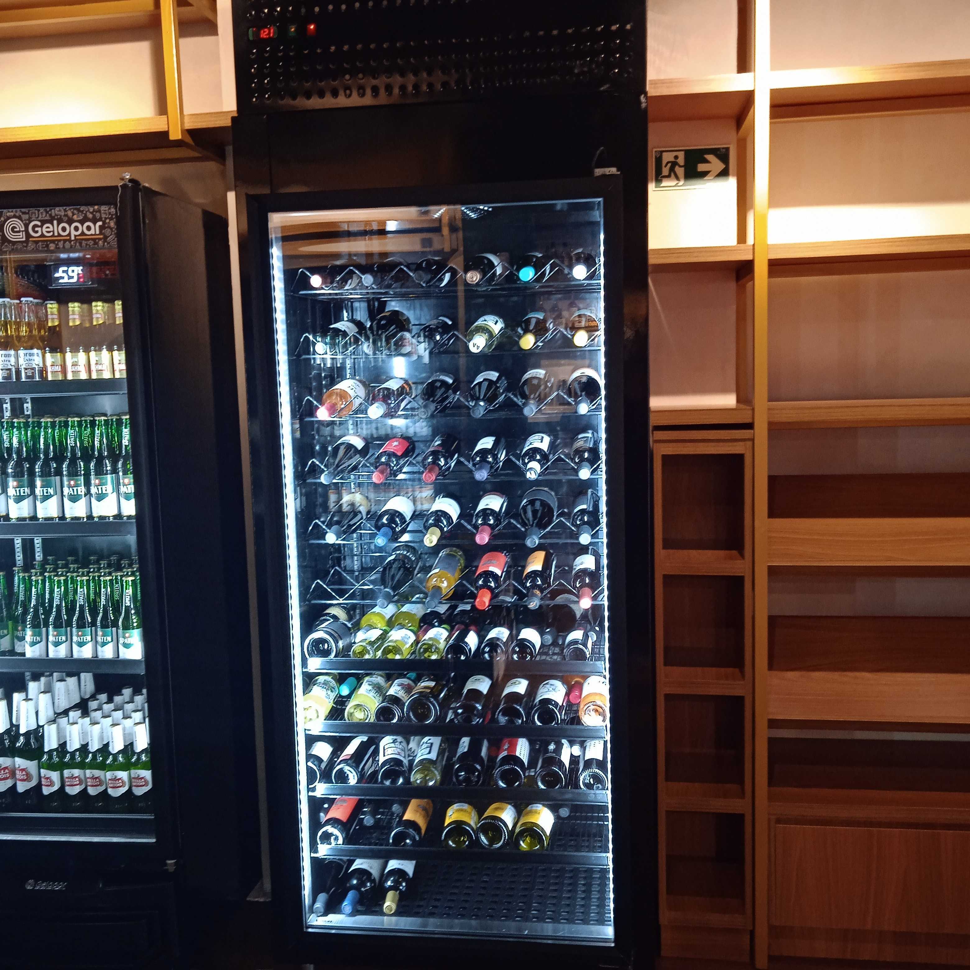 Adega refrigerada com garrafas de vinho